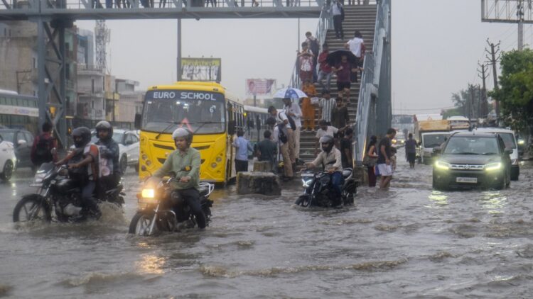 दिल्ली-UP-बिहार समेत 15 राज्यों में भारी बारिश की चेतावनी, कहीं ‘ऑरेंज’ तो कहीं ‘रेड अलर्ट’… देखें अपने शहर का हाल