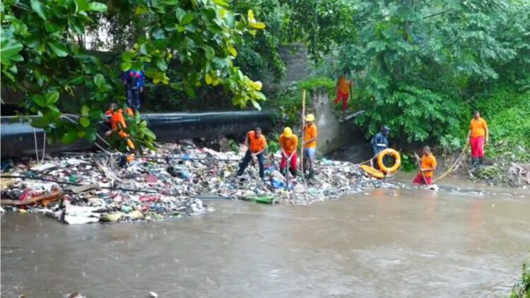 भुवनेश्वर में बारिश के बाद नाले में बहा युवक, 20 घंटे से ज्यादा समय बीतने के बाद भी नहीं मिला सुराग