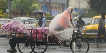 पश्चिम बंगाल में 14 जुलाई तक भारी बारिश की संभावना, उत्तराखंड में कई जगह भूस्खलन, IMD ने जारी किया अलर्ट