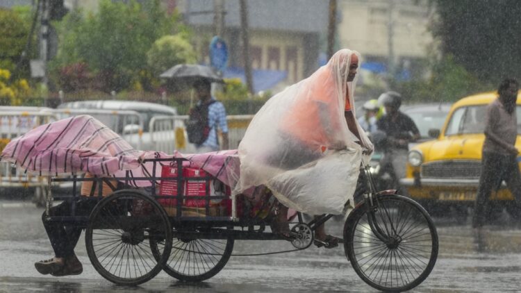 पश्चिम बंगाल में 14 जुलाई तक भारी बारिश की संभावना, उत्तराखंड में कई जगह भूस्खलन, IMD ने जारी किया अलर्ट