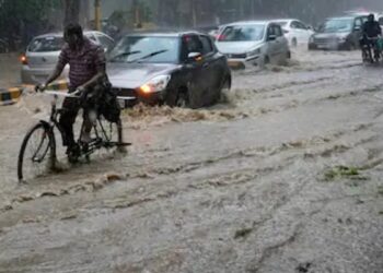 दिल्ली-NCR से लेकर पहाड़ों तक भारी बारिश की चेतावनी, जानें अपने शहर का हाल