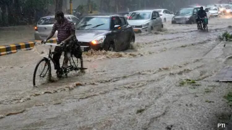 दिल्ली-NCR से लेकर पहाड़ों तक भारी बारिश की चेतावनी, जानें अपने शहर का हाल