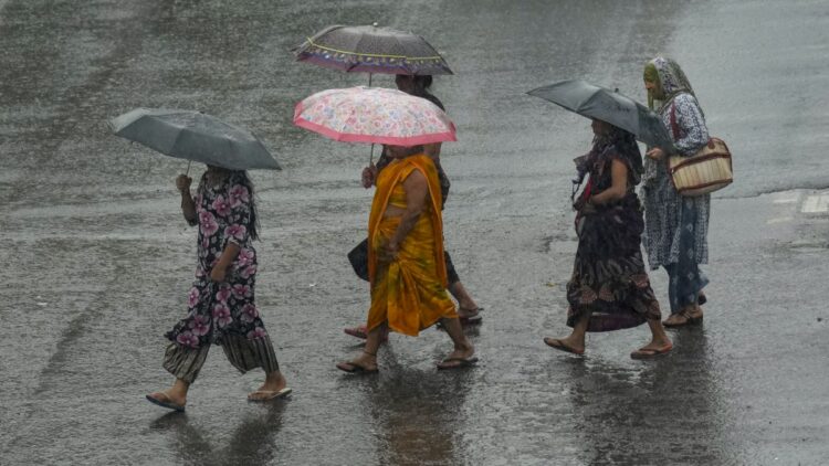 दिल्ली-NCR में बारिश से हाहाकार, रेड अलर्ट हुआ जारी; जानिए UP-बिहार समेत इन राज्यों का मौसम अपडेट्स