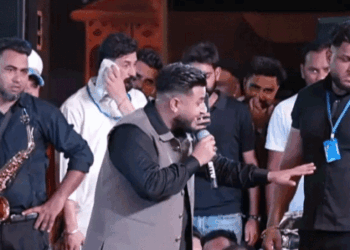 पंजाबी सिंगर खान साब भड़के, बोले- डंडों से ही मानोगे:बापू लाल बादशाह मेले में पहुंचे, खड़े होकर हूटिंग पर गाना रोका, कहा- हार्टअटैक हो जाएगा