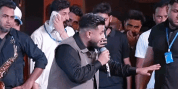 पंजाबी सिंगर खान साब भड़के, बोले- डंडों से ही मानोगे:बापू लाल बादशाह मेले में पहुंचे, खड़े होकर हूटिंग पर गाना रोका, कहा- हार्टअटैक हो जाएगा