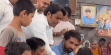 सोनू सूद ने बच्चों के साथ मनाया जन्मदिन:केक काटकर बांटी खुशियां, ऑफिस के बाहर उमड़े फैंस; तस्वीरें खिंचवाईं