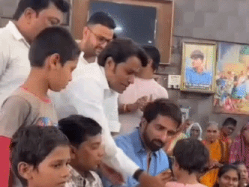 सोनू सूद ने बच्चों के साथ मनाया जन्मदिन:केक काटकर बांटी खुशियां, ऑफिस के बाहर उमड़े फैंस; तस्वीरें खिंचवाईं