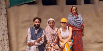 सारा अली खान पहुंचीं पहलगाम:स्थानीय परिवार के साथ बिताया समय, ट्रेकिंग स्टिक के साथ दिखीं, क्या एक्ट्रेस अमरनाथ यात्रा पर हैं