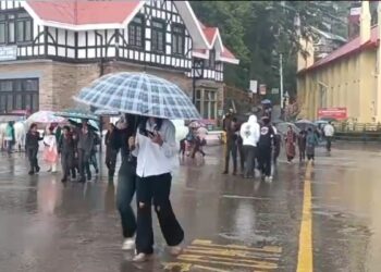 हिमाचल के कई जिलों में अगले 5 दिनों तक भारी बारिश का ऑरेंज और रेड अलर्ट, घर से बाहर नहीं निकलने की सलाह