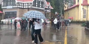 हिमाचल के कई जिलों में अगले 5 दिनों तक भारी बारिश का ऑरेंज और रेड अलर्ट, घर से बाहर नहीं निकलने की सलाह