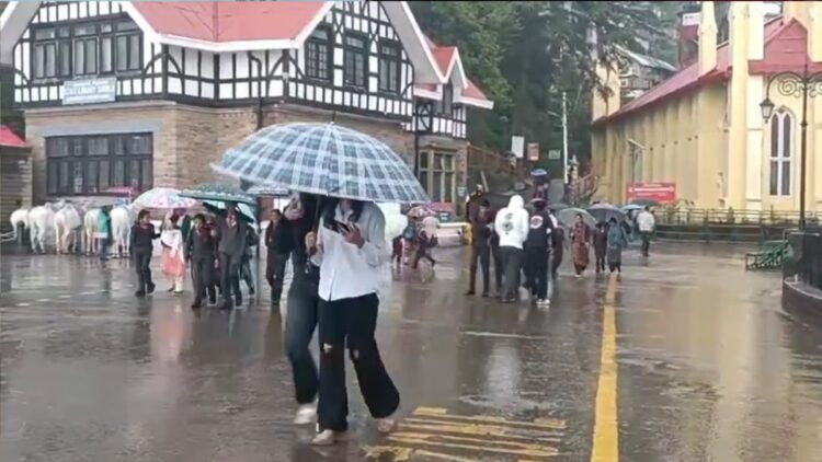 हिमाचल के कई जिलों में अगले 5 दिनों तक भारी बारिश का ऑरेंज और रेड अलर्ट, घर से बाहर नहीं निकलने की सलाह