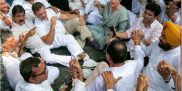 कांग्रेस की वो 5 मांगें, जिसे लेकर राहुल गांधी पीएम हाउस के बाहर धरना प्रदर्शन पर अड़े