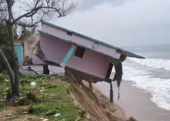 ओडिशा में समुद्र में समा गया पक्का मकान, सामने आया VIDEO