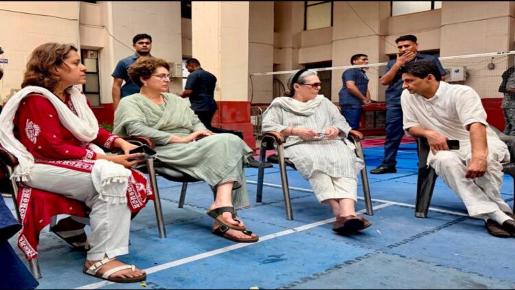 थाने पहुंचीं सोनिया गांधी, बेटे राहुल और बेटी प्रियंका की हुई रिहाई, अखिलेश भी हुए रिहा, जानें वजह