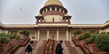सुप्रीम कोर्ट में हंगामे के मामले में दो लॉ स्टूडेंट गिरफ्तार, कागज फेंककर अभद्र भाषा का इस्तेमाल करने का मामला
