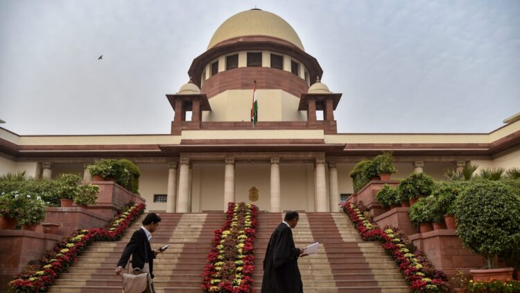 सुप्रीम कोर्ट में हंगामे के मामले में दो लॉ स्टूडेंट गिरफ्तार, कागज फेंककर अभद्र भाषा का इस्तेमाल करने का मामला