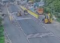 JCB से बचने की कोशिश में कार बाइक को टक्कर मारते हुए डिवाइडर से टकराई, एक्सीडेंट का वीडियो आया सामने