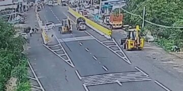 JCB से बचने की कोशिश में कार बाइक को टक्कर मारते हुए डिवाइडर से टकराई, एक्सीडेंट का वीडियो आया सामने