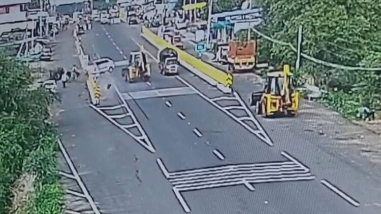 JCB से बचने की कोशिश में कार बाइक को टक्कर मारते हुए डिवाइडर से टकराई, एक्सीडेंट का वीडियो आया सामने