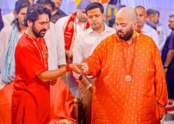 बागेश्वर धाम पहुंचे अनंत अंबानी, लगाई अर्जी; धीरेंद्र शास्त्री ने कराए दिव्य दर्शन