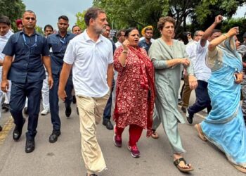 LIVE: इंडिया ब्लॉक के सांसदों के साथ राहुल गांधी का विरोध मार्च, भारी संख्या में पुलिस तैनात