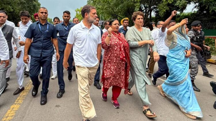 LIVE: इंडिया ब्लॉक के सांसदों के साथ राहुल गांधी का विरोध मार्च, भारी संख्या में पुलिस तैनात