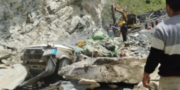 टाटा सूमो पर चट्टान गिरने से 13 लोगों की मौत, 2 घायल, चंबा से घूमने गए थे, लौटते समय गई जान