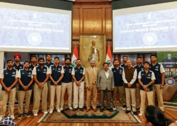 Lord's में निर्णायक ODI से पहले Team India पहुंची High Commission, फैंस से मिलकर बढ़ा जोश