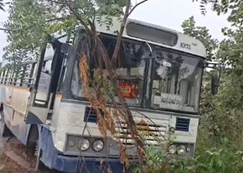 बस स्टैंड से खड़ी बस चुराकर भागा चोर, भागते वक्त पुलिस की गाड़ी समेत कई वाहनों को मारी टक्कर; वीडियो वायरल