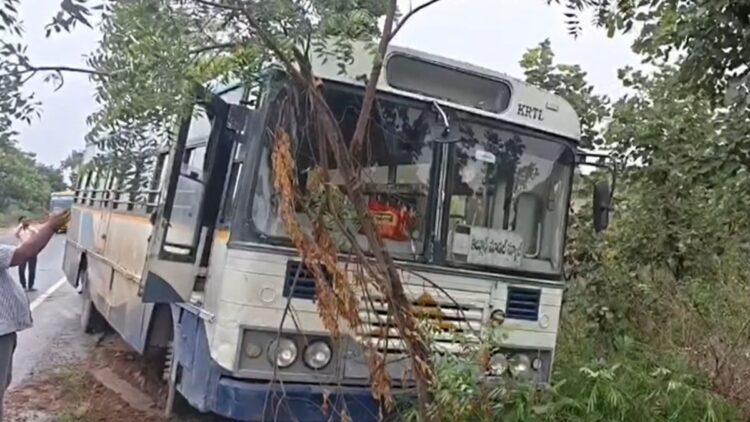 बस स्टैंड से खड़ी बस चुराकर भागा चोर, भागते वक्त पुलिस की गाड़ी समेत कई वाहनों को मारी टक्कर; वीडियो वायरल