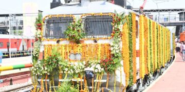 1 ही दिन में लॉन्च हुईं 3 नई ट्रेनें; नांदेड़-मुंबई एक्सप्रेस, नांदेड़-टनकपुर एक्सप्रेस और पुरी-कोरापुट एक्सप्रेस को किया गया रवाना