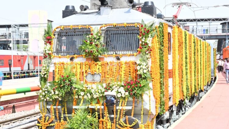 1 ही दिन में लॉन्च हुईं 3 नई ट्रेनें; नांदेड़-मुंबई एक्सप्रेस, नांदेड़-टनकपुर एक्सप्रेस और पुरी-कोरापुट एक्सप्रेस को किया गया रवाना