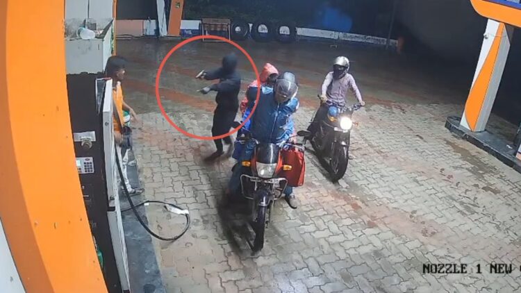बंदूक की नोक पर पेट्रोल पंप पर लूट, नकदी लेकर भागे बाइक सवार बदमाश, CCTV फुटेज आया सामने