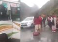 चलती बस पर पहाड़ी से गिरा विशाल पत्थर, एक की मौत, 4 लोग गंभीर रूप से घायल