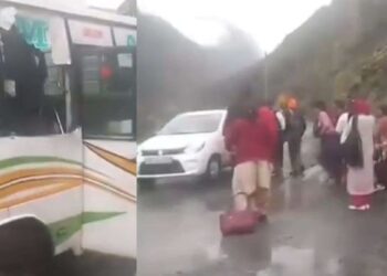 चलती बस पर पहाड़ी से गिरा विशाल पत्थर, एक की मौत, 4 लोग गंभीर रूप से घायल