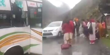 चलती बस पर पहाड़ी से गिरा विशाल पत्थर, एक की मौत, 4 लोग गंभीर रूप से घायल