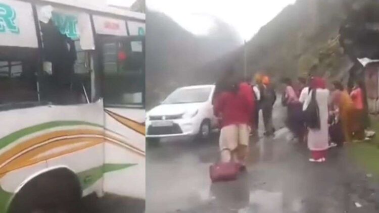 चलती बस पर पहाड़ी से गिरा विशाल पत्थर, एक की मौत, 4 लोग गंभीर रूप से घायल