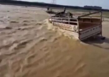 ऊना की स्वां नदी में जानलेवा मंजर, मंझधार में फंस गई पिकअप, ग्रामीणों ने बचाई 3 लोगों की जान