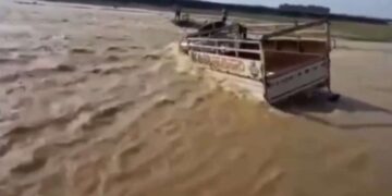 ऊना की स्वां नदी में जानलेवा मंजर, मंझधार में फंस गई पिकअप, ग्रामीणों ने बचाई 3 लोगों की जान