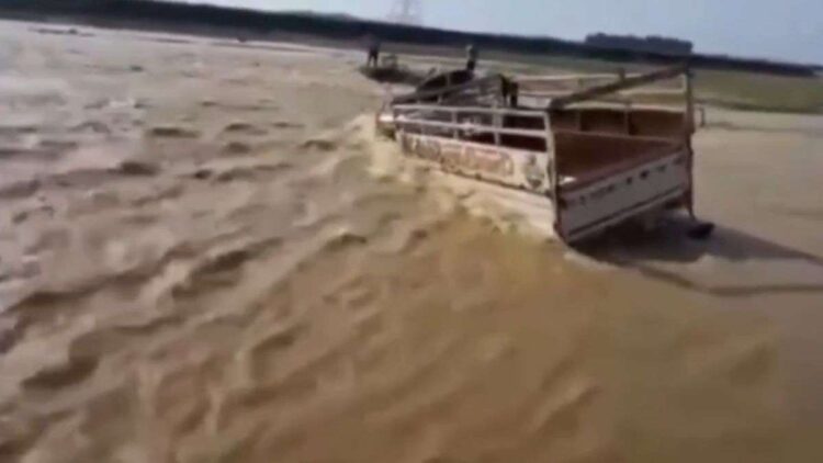 ऊना की स्वां नदी में जानलेवा मंजर, मंझधार में फंस गई पिकअप, ग्रामीणों ने बचाई 3 लोगों की जान