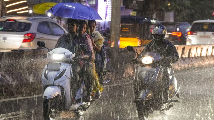 कई राज्यों में बारिश से हाहाकार, दिल्ली-NCR और UP को लेकर क्या हैं आसार? जानें कैसा रहेगा आज का मौसम