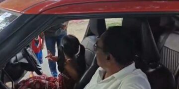 साढ़े छह साल की पोती को ड्राइव करने के लिए दे दी कार, सब-इंस्पेक्टर पर भड़के लोग; केस दर्ज