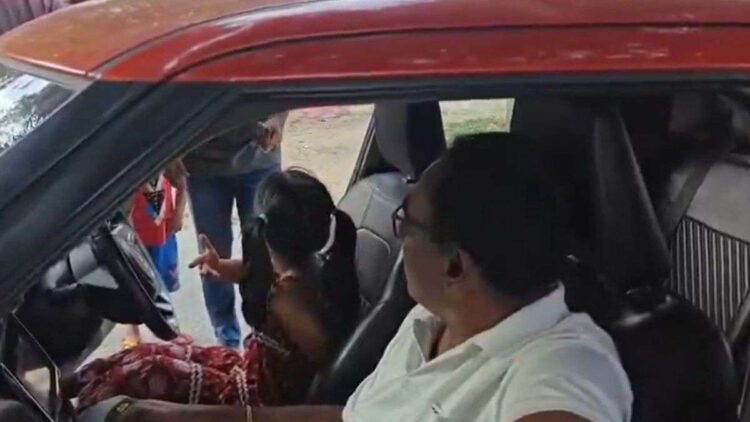 साढ़े छह साल की पोती को ड्राइव करने के लिए दे दी कार, सब-इंस्पेक्टर पर भड़के लोग; केस दर्ज