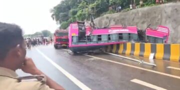 केरल में अनियंत्रित होकर डिवाइडर पर पलटी बस, एक की मौत, 26 घायल