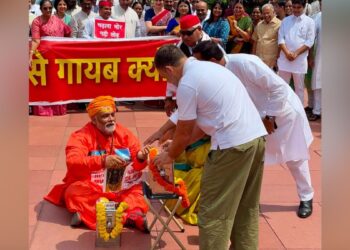 संसद के बाहर विपक्ष का अनोखा प्रदर्शन, साधु के भेष में पप्पू यादव ने बटोरा चंदा, राहुल गांधी ने चढ़ाया चढ़ावा; देखें VIDEO