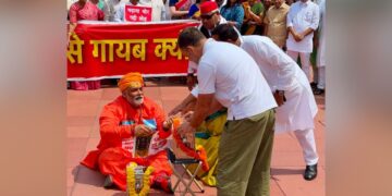 संसद के बाहर विपक्ष का अनोखा प्रदर्शन, साधु के भेष में पप्पू यादव ने बटोरा चंदा, राहुल गांधी ने चढ़ाया चढ़ावा; देखें VIDEO