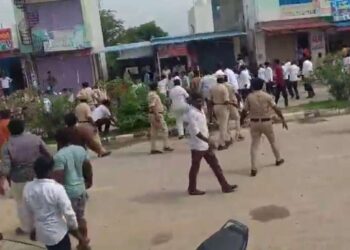 तेलंगाना कांग्रेस में खूनी कलह! MP और MLA के समर्थक आपस में भिड़े, पुलिस ने किया लाठीचार्ज