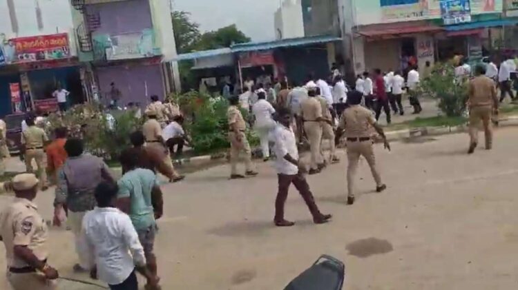 तेलंगाना कांग्रेस में खूनी कलह! MP और MLA के समर्थक आपस में भिड़े, पुलिस ने किया लाठीचार्ज