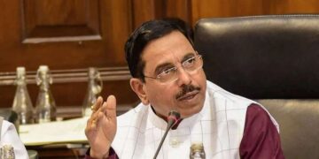 प्रह्लाद जोशी को मिला शिक्षा मंत्रालय का अतिरिक्त प्रभार, धर्मेंद्र प्रधान का इस्तीफा राष्ट्रपति ने किया मंजूर