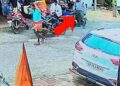 डिक्की में 50 हजार रख झालमुड़ी खाने चला गया शख्स, इतने में चोरों ने साफ कर दिया हाथ; CCTV में कैद हुई वारदात